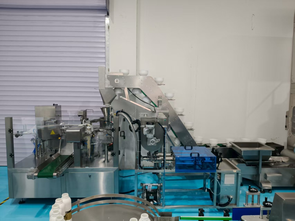 八工位給袋式包裝機(jī)和雙頭伺服灌裝機(jī)完美結(jié)合